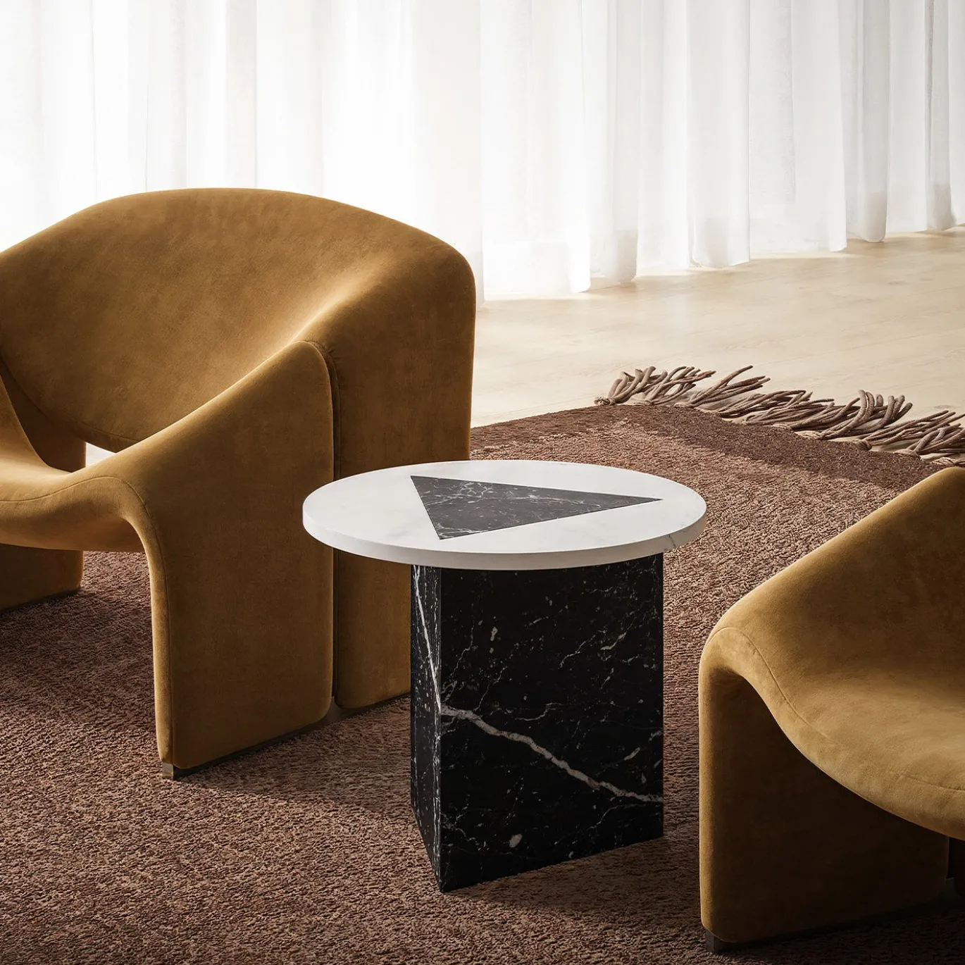 Tavolino laterale rotondo in marmo nero e bianco Modern S di Lorenzo Zaccarin