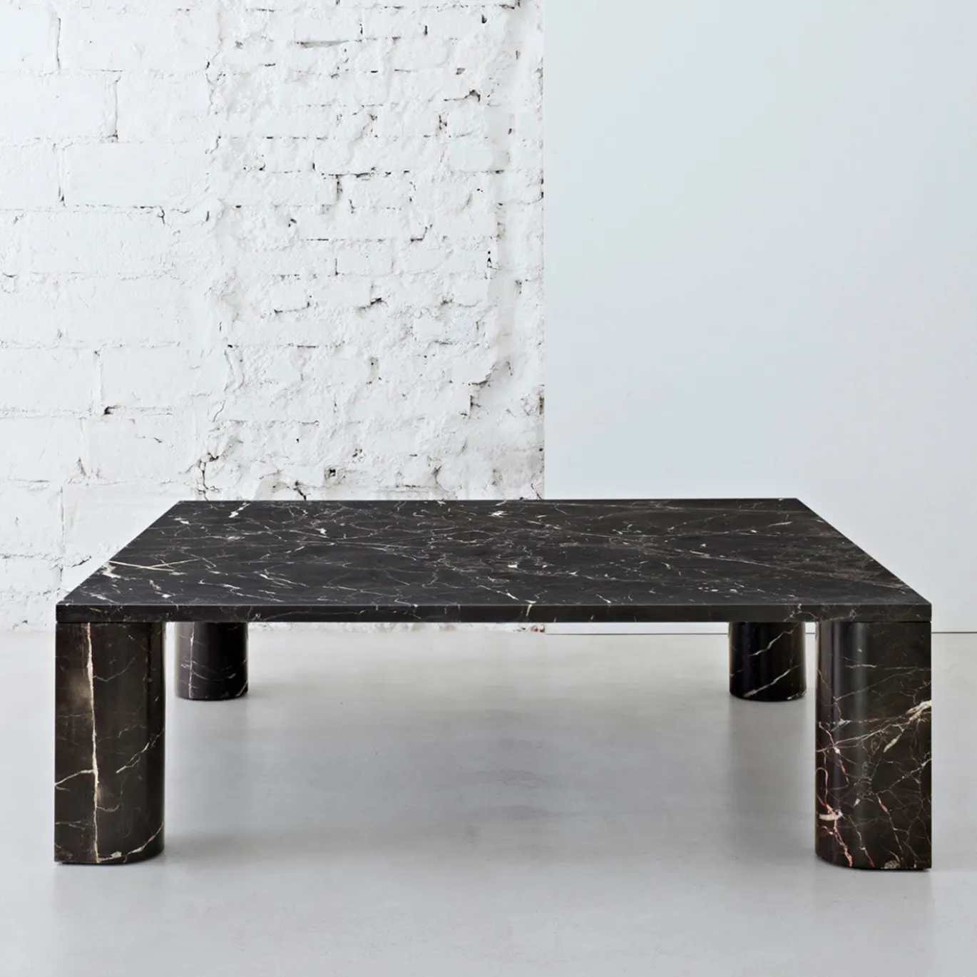 Tavolino LoveMeLoveMeNot in marmo Nero St Laurent di Michael Anastassiades