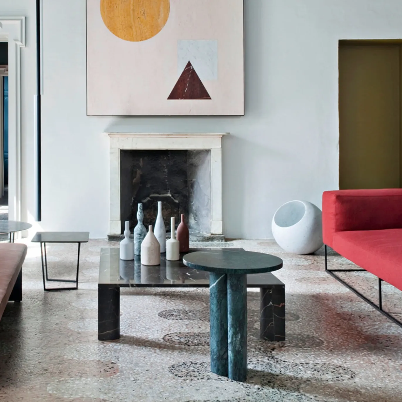 Tavolino LoveMeLoveMeNot in marmo Nero St Laurent di Michael Anastassiades