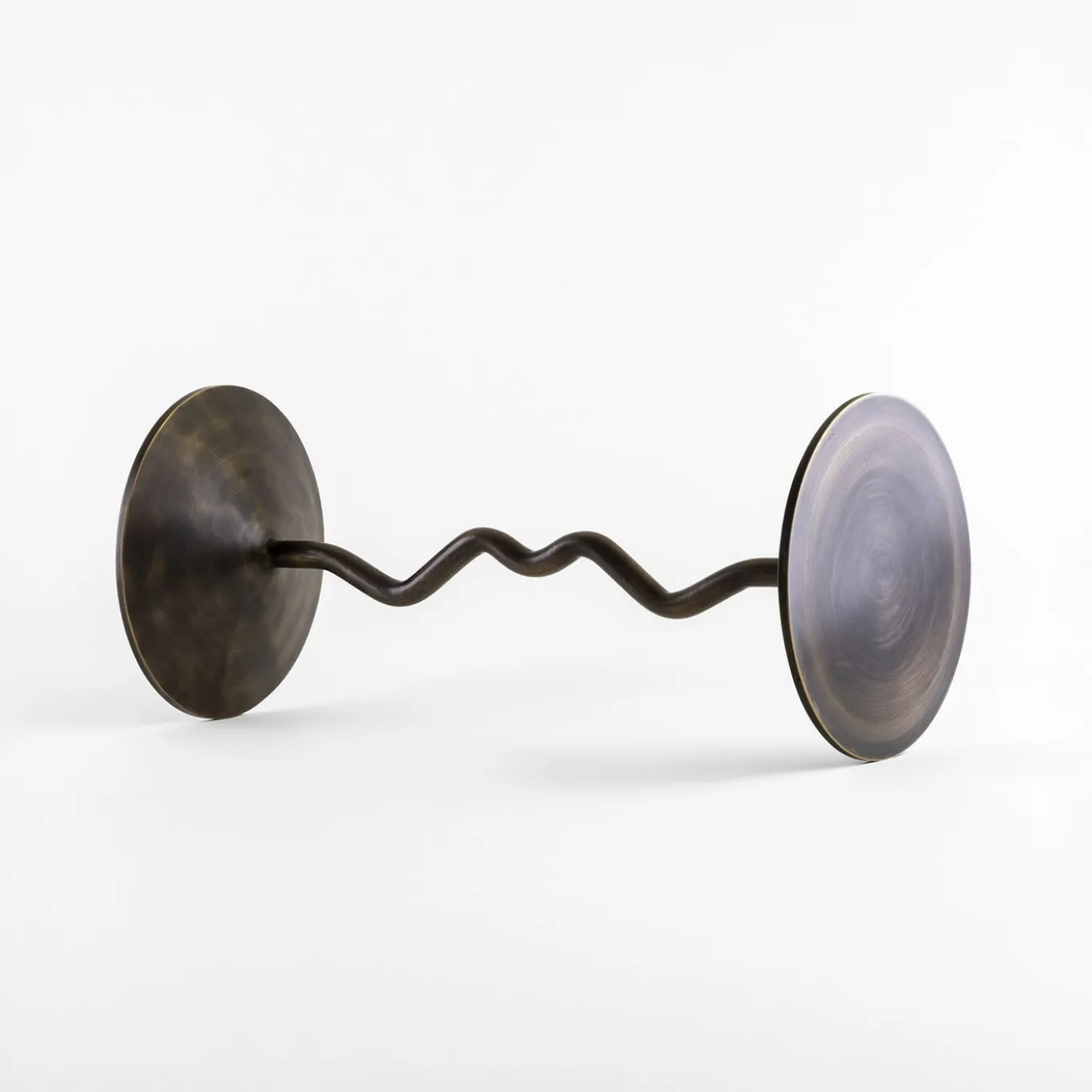 Tavolino multifunzionale Balance in bronzo di Millim Studio