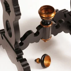 Tavolino nero di forma vittoriana con piano a vassoio