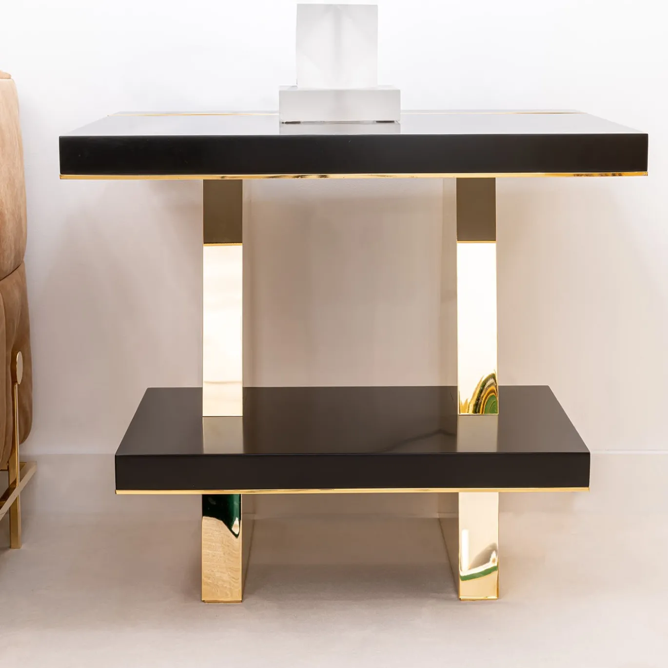 Tavolino nero e oro