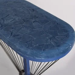 Tavolino ovale Aegis di Ziad Alonaizy