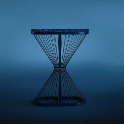 Tavolino ovale Aegis di Ziad Alonaizy