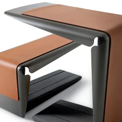Tavolino Ploto in legno di frassino nero e metallo