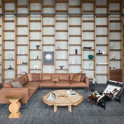 Tavolino Rio in Rovere e Paglia di Vienna di Charlotte Perriand