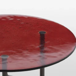 Tavolino rotondo Alexander rosso in vetro martellato di Marco Piva