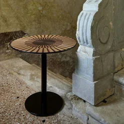 Tavolino rotondo Altobasso in legno Bolivar dalle tonalità marroni con base in metallo