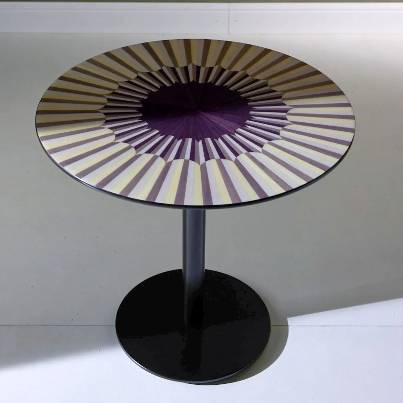 Tavolino rotondo Altobasso in legno Bolivar viola e beige con base in metallo