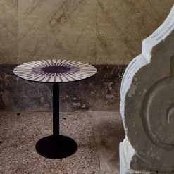 Tavolino rotondo Altobasso in legno Bolivar viola e beige con base in metallo