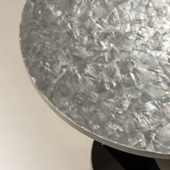 Tavolino rotondo Buonanotte in madreperla e metallo grigio canna di fucile