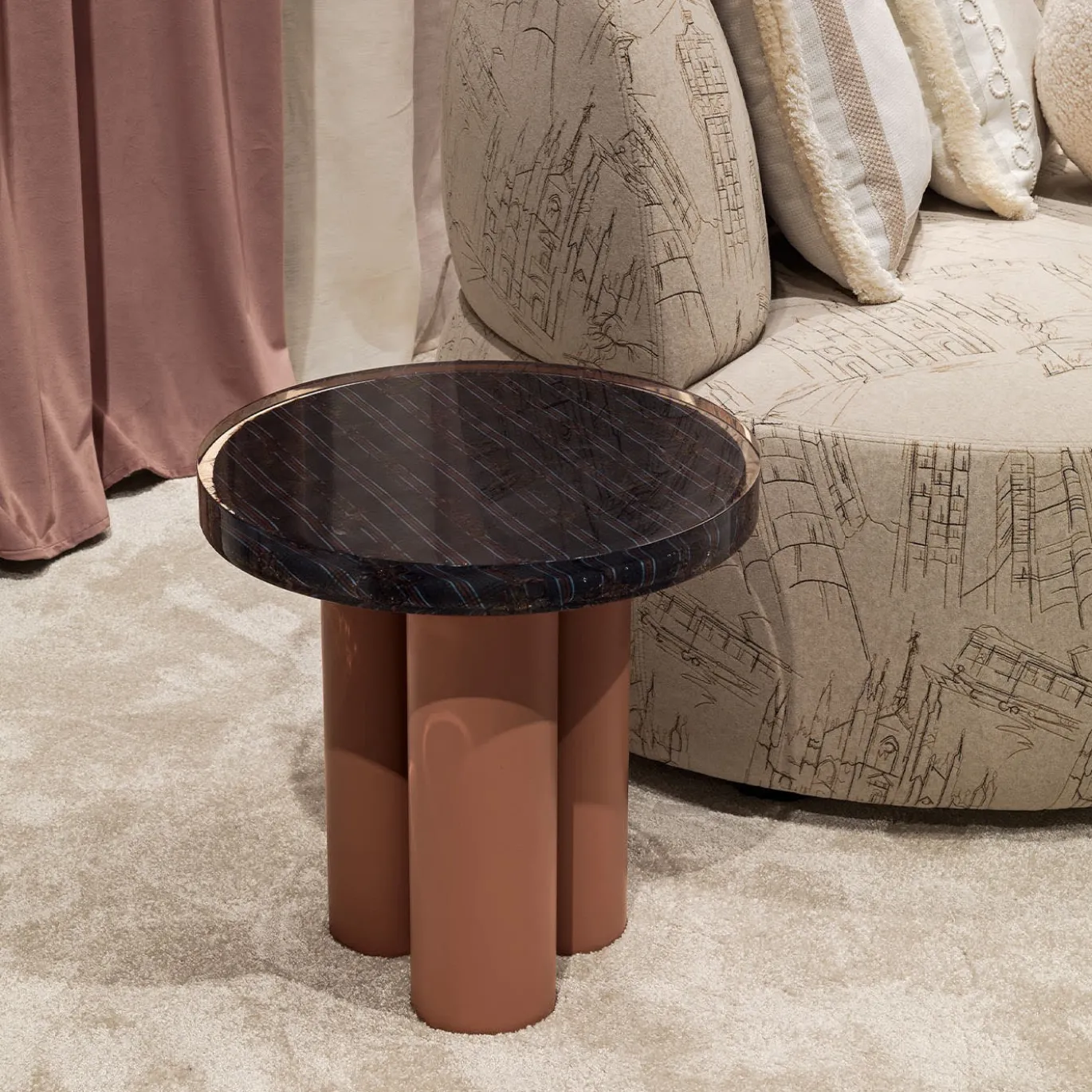 Tavolino rotondo in metallo e resina rosa antico e grigio scuro Amber