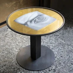 Tavolino rotondo La Visione in ferro grigio con dettagli in foglia d'oro