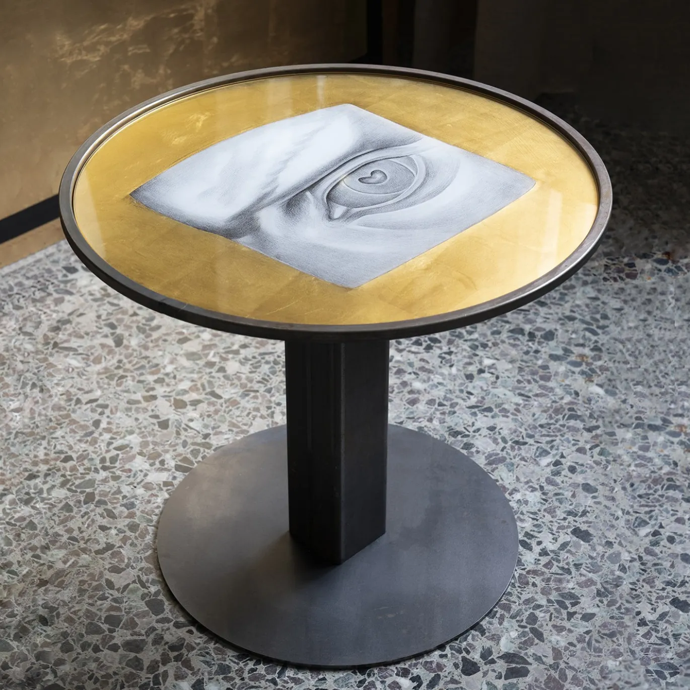Tavolino rotondo La Visione in ferro grigio con dettagli in foglia d'oro