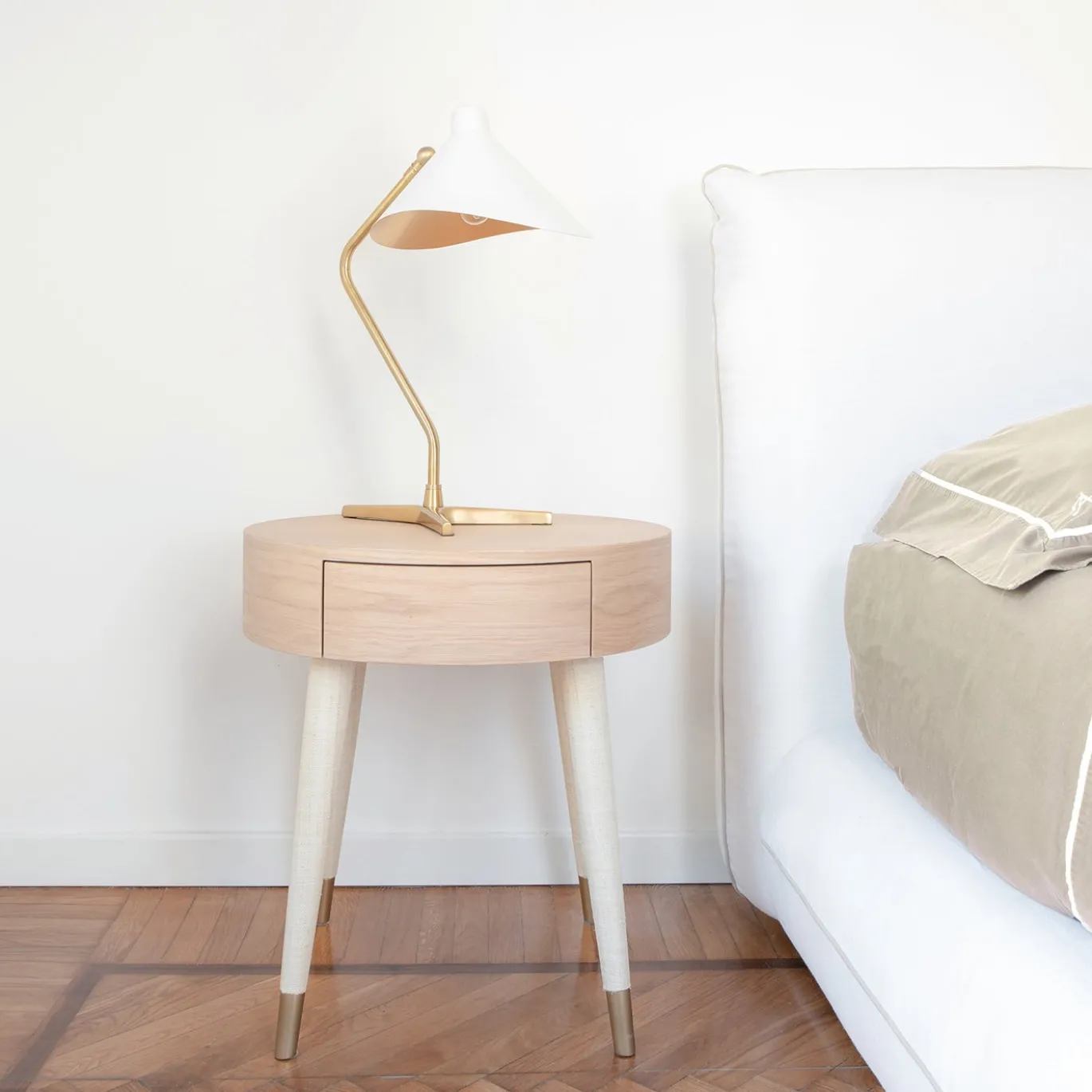 Tavolino Santos con gambe in rafia sand della Collezione Riviera