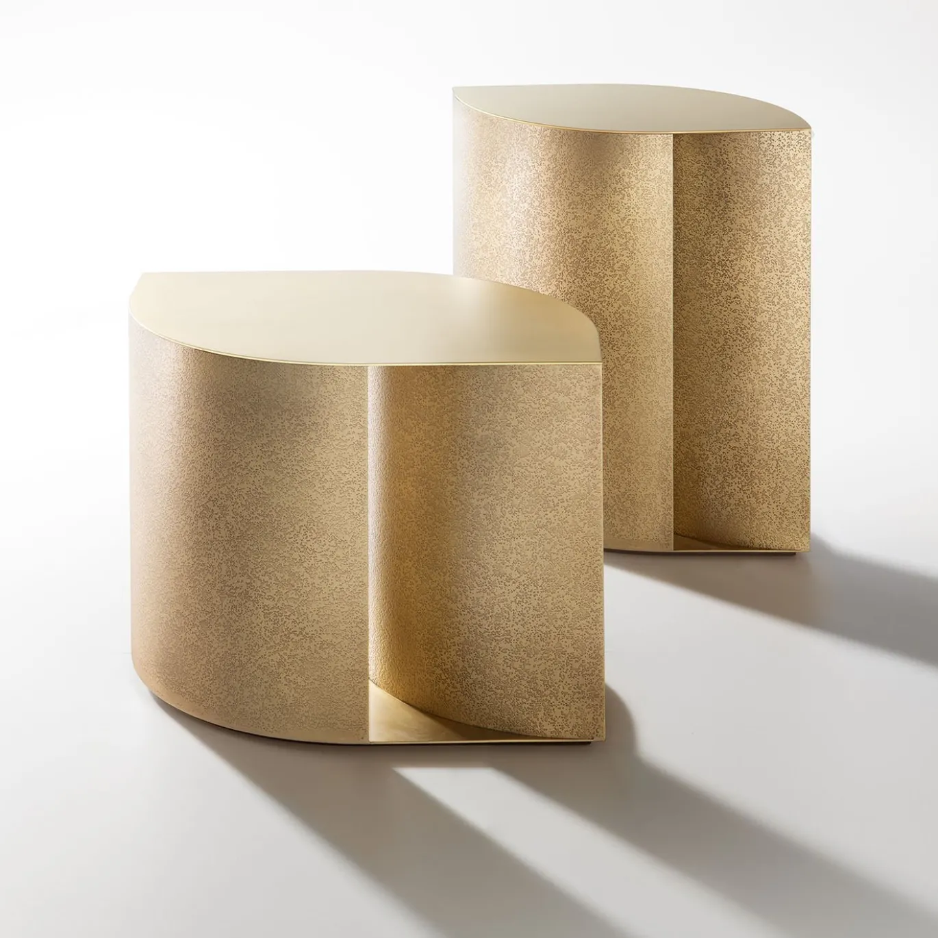 Tavolino Sinestesia in ottone DeErosion 60 di TIPSTUDIO