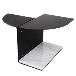 Tavolino Tito in metallo nero con base in marmo bianco di Carrara