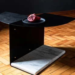 Tavolino Tito in metallo nero con base in marmo bianco di Carrara