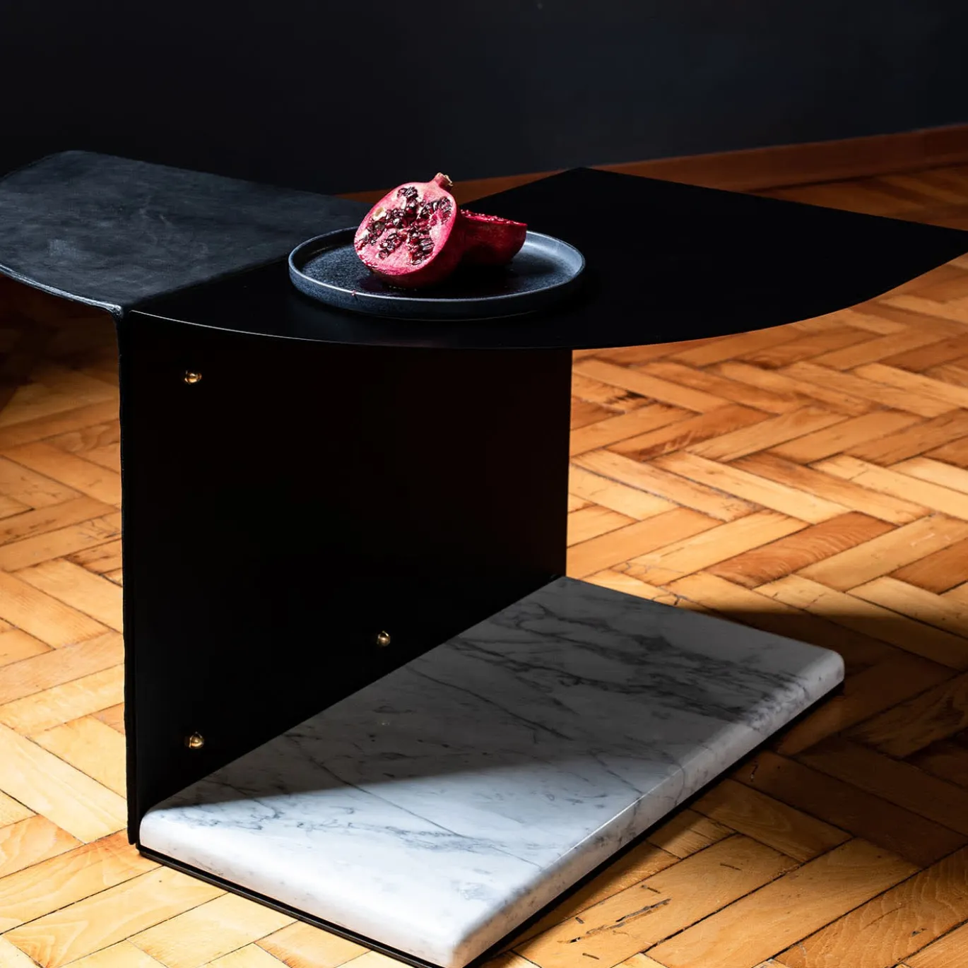 Tavolino Tito in metallo nero con base in marmo bianco di Carrara