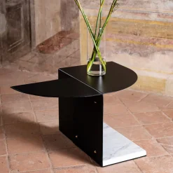 Tavolino Tito in metallo nero con base in marmo bianco di Carrara