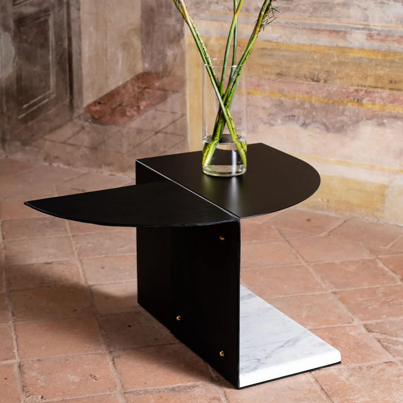 Tavolino Tito in metallo nero con base in marmo bianco di Carrara