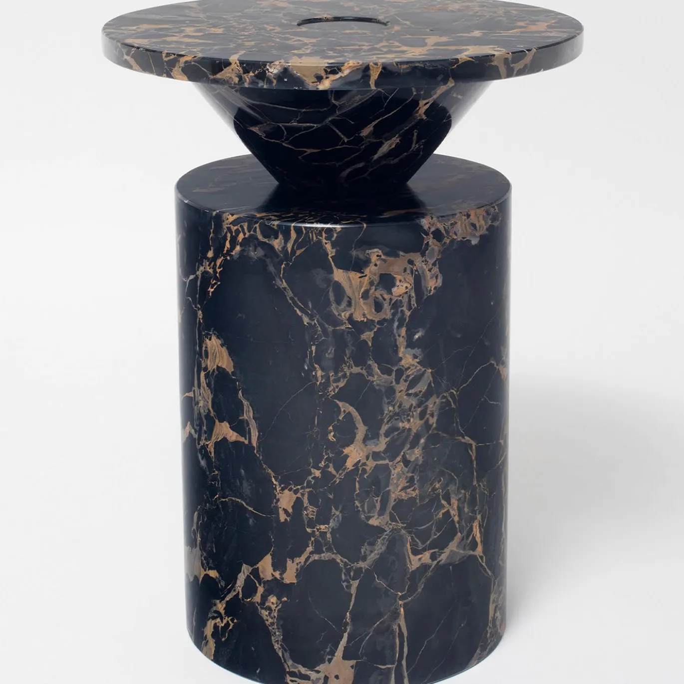 Tavolino Totem Black Portoro di Karen Chekerdjian