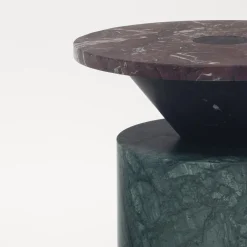 Tavolino Totem in marmo verde/nero/rosso di Karen Chekerdjian