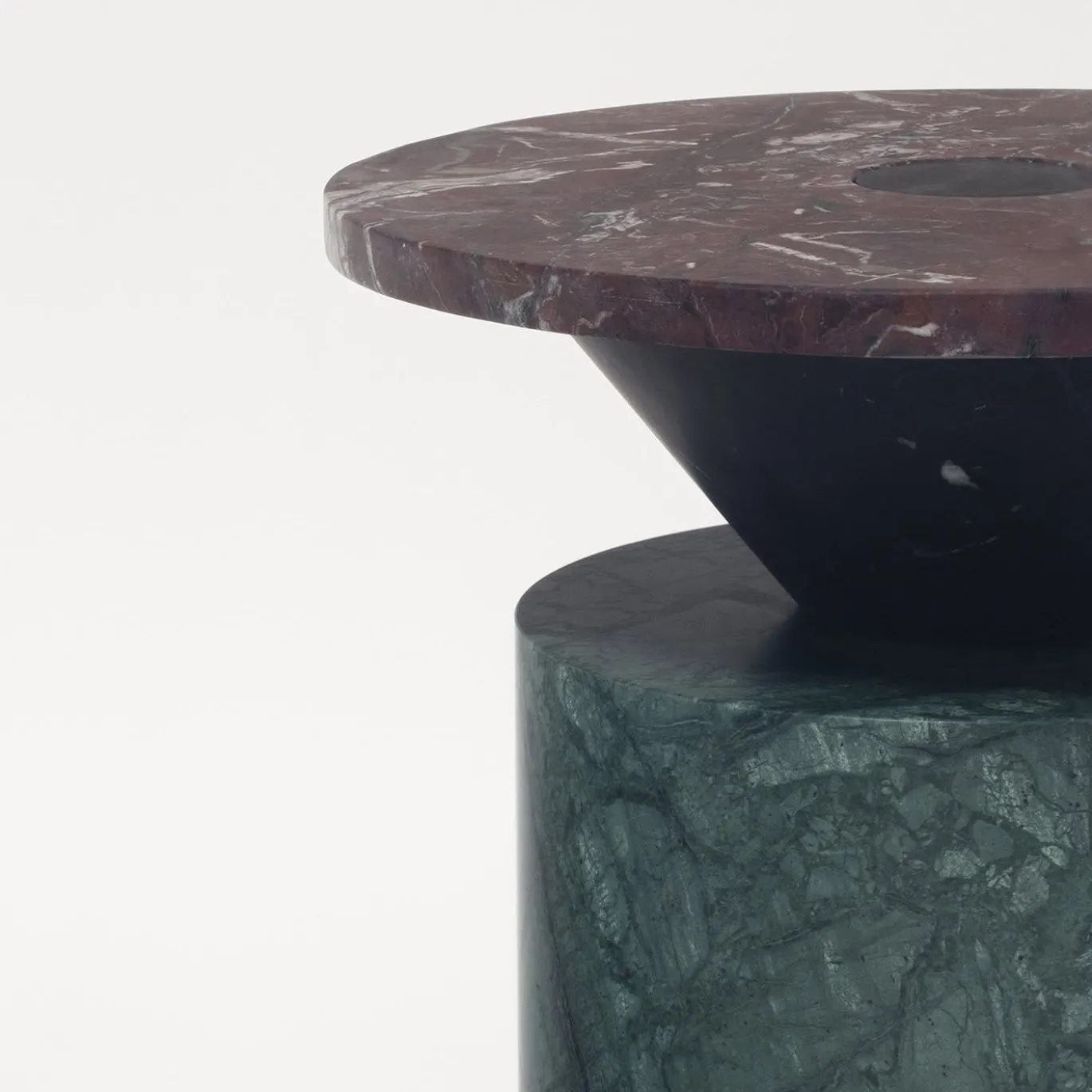 Tavolino Totem in marmo verde/nero/rosso di Karen Chekerdjian