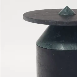 Tavolino Totem nero/verde di Karen Chekerdjian