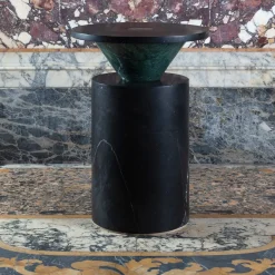 Tavolino Totem nero/verde di Karen Chekerdjian