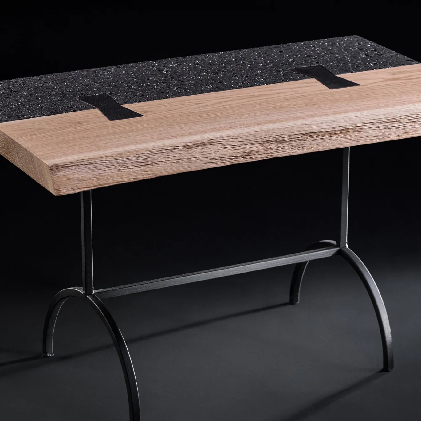 Tavolino Traditum in legno massello di rovere e pietra lavica