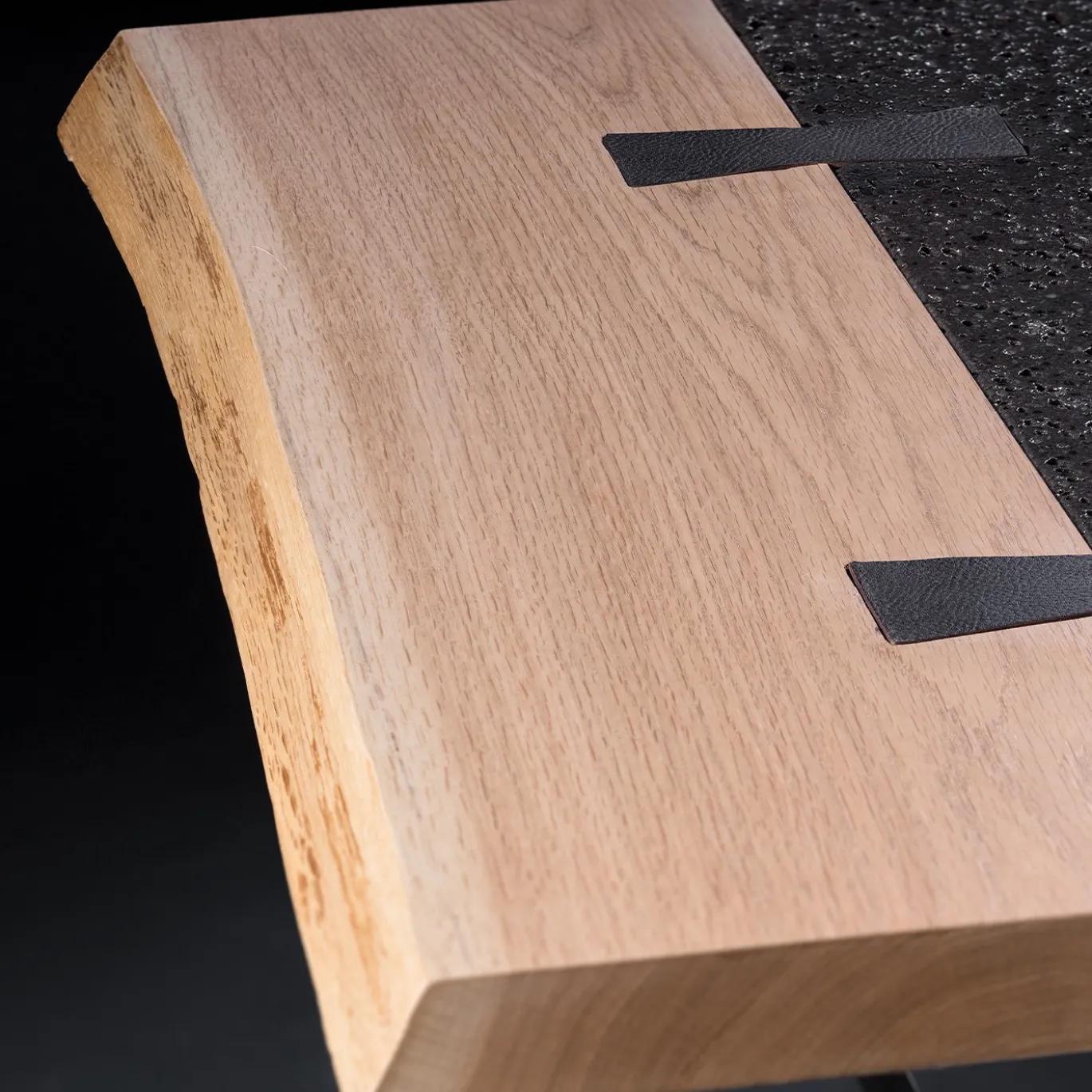 Tavolino Traditum in legno massello di rovere e pietra lavica