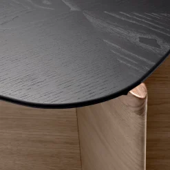 Tavolino triangolare Griffe in noce canaletto con top in legno di frassino