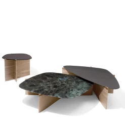 Tavolino triangolare Griffe in noce canaletto con top in legno di frassino