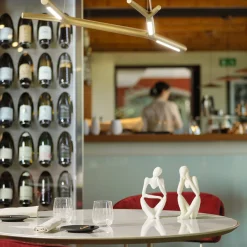 Tavolo bistro Alexander Round Champagne con top in marmo di Carrara di Marco Piva