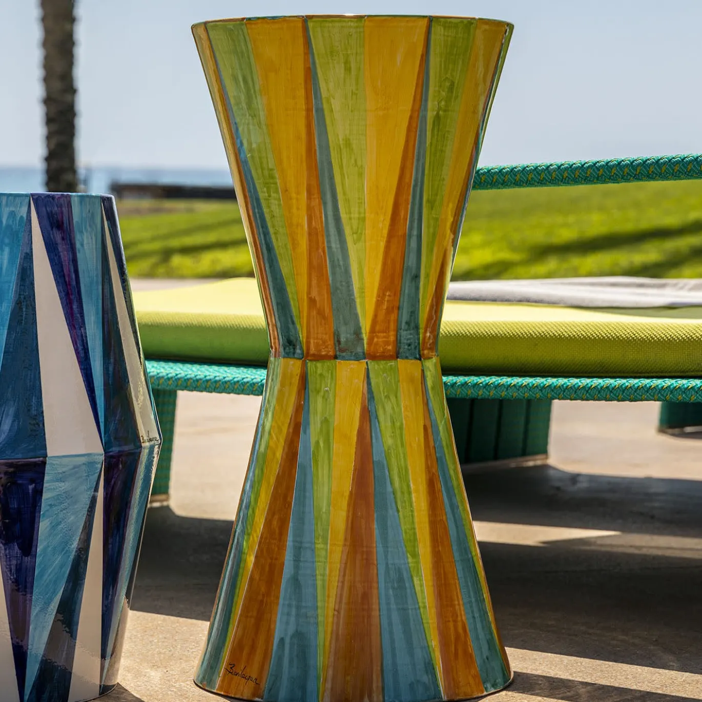 Tavolo con decoro a rombi a rombi multicolore lucido in ceramica