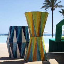 Tavolo con decoro a rombi bianchi e blu lucido in ceramica
