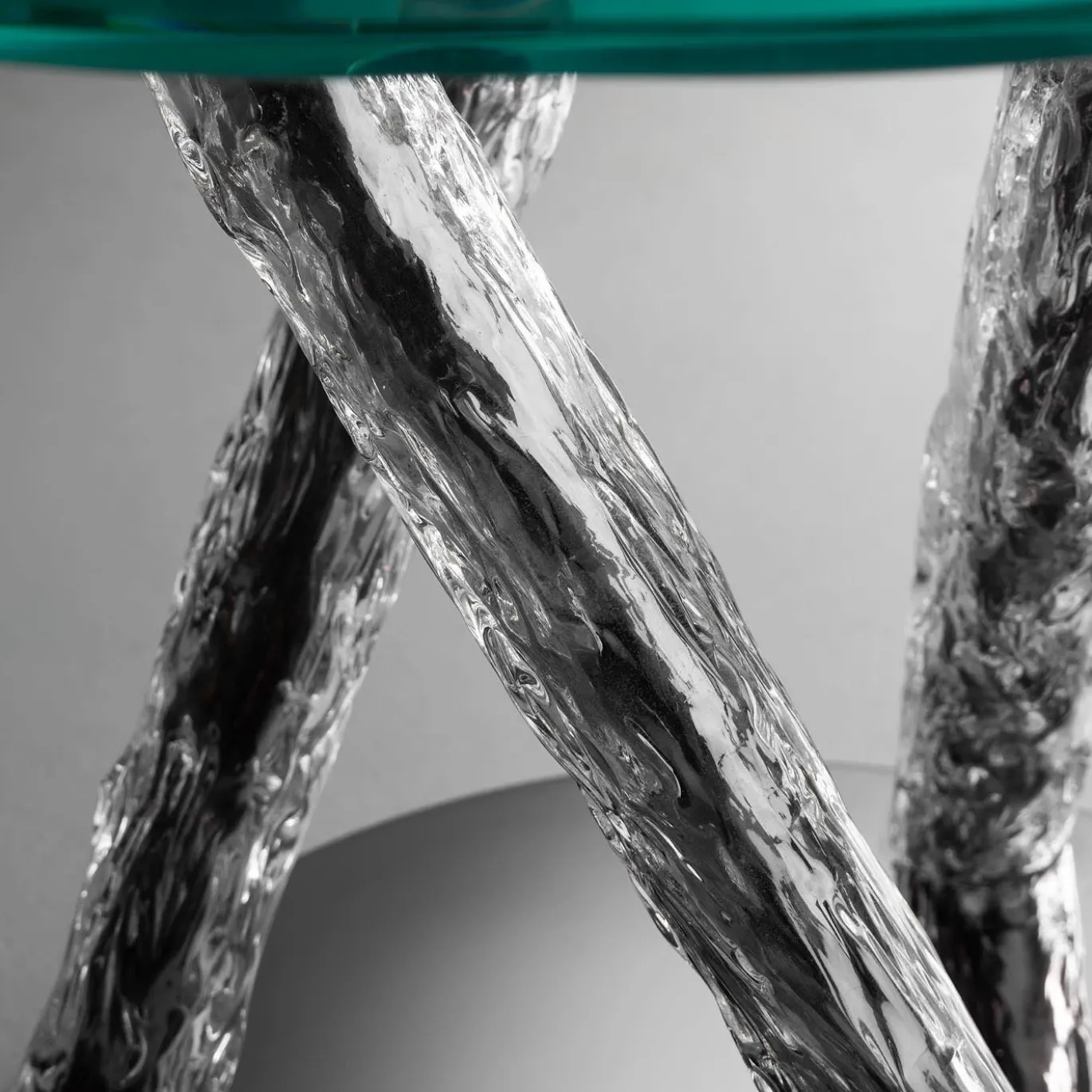 Tavolo Con Piano Rotondo In Vetro E Gambe Incorciate