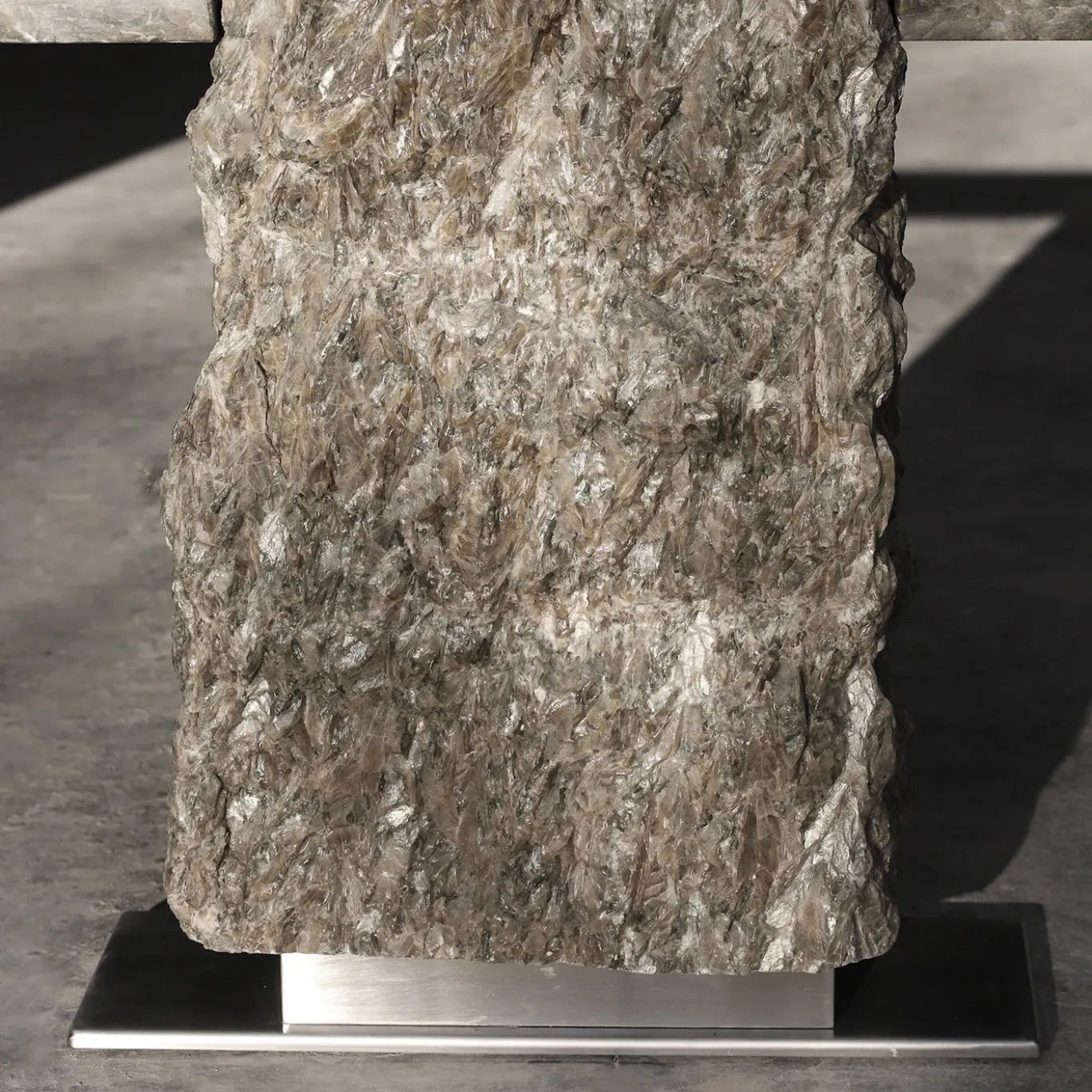 Tavolo consolle Strata in alabastro grigio