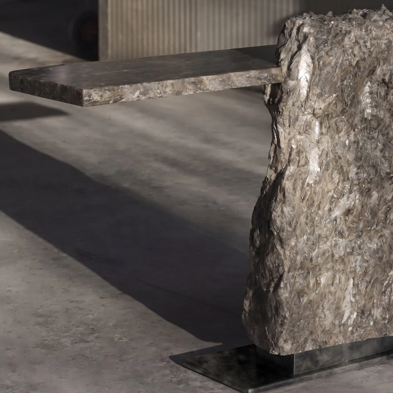 Tavolo consolle Strata in alabastro grigio