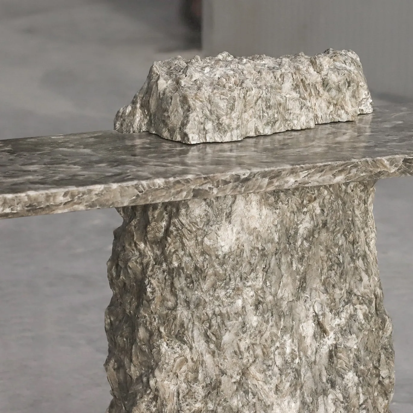 Tavolo consolle Strata in alabastro grigio
