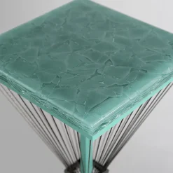 Tavolo da cocktail quadrato Aegis di Ziad Alonaizy