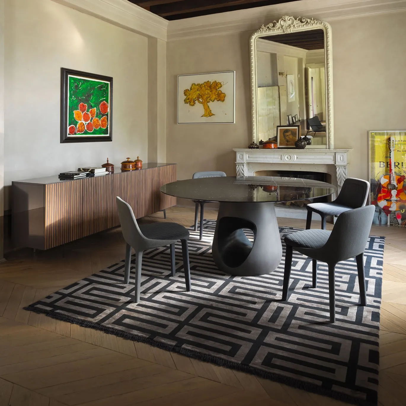 Tavolo da pranzo Barbara con piano in marmo Marquina di Renato Zamberlan