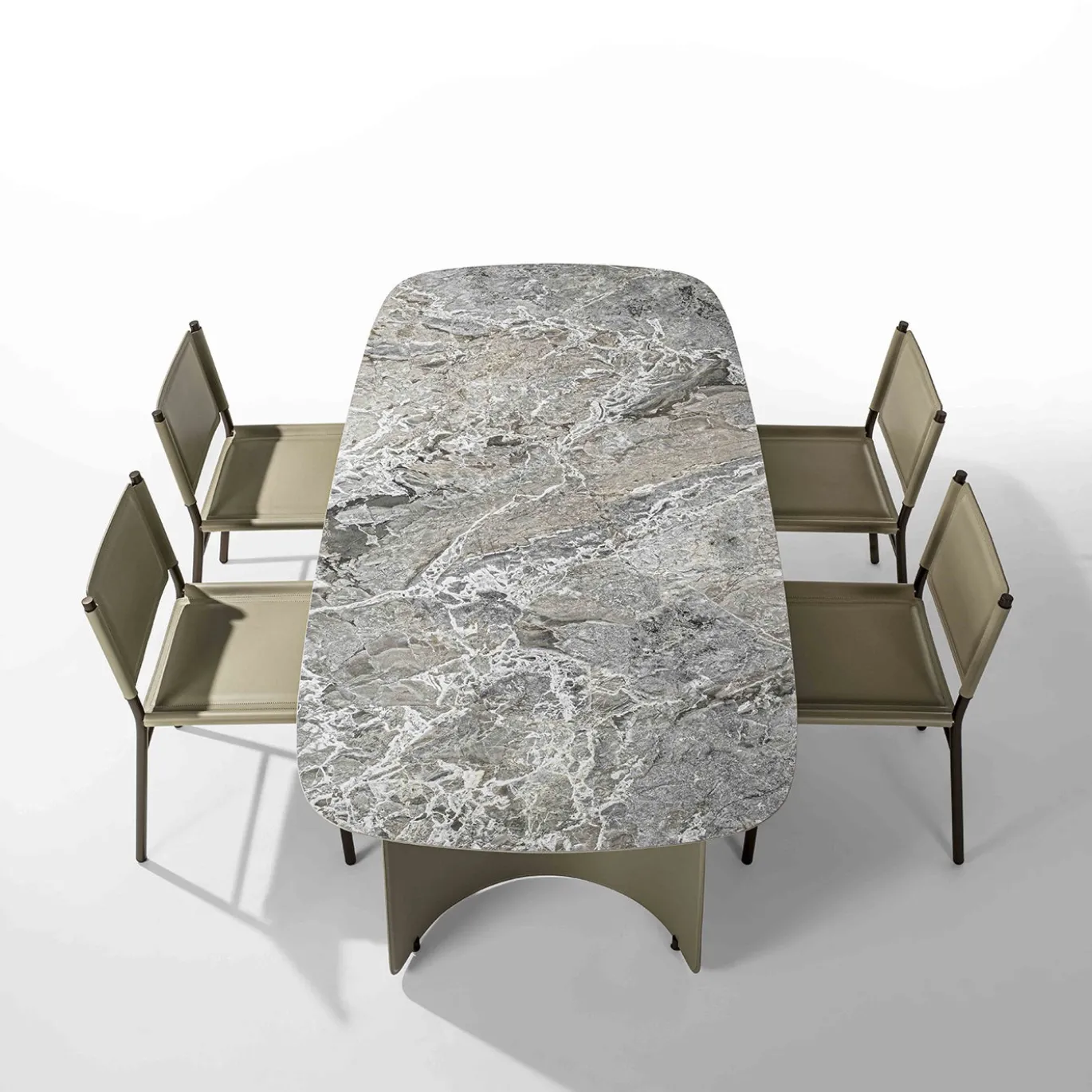 Tavolo da pranzo Butterfly con base in pelle e top in gres porcellanato