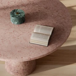 Tavolo da pranzo egiziano rotondo rosa Inside Out di Karen Chekerdjian