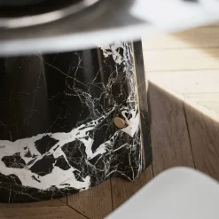Tavolo da pranzo Elitra in marmo Grand Antique nero con piano in marmo bianco di Carrara