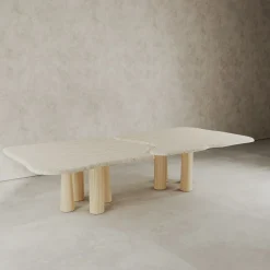 Tavolo da pranzo Faraglioni grande con piano diviso in travertino e gambe in rovere