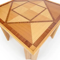 Tavolo da pranzo in legno con intarsio geometrico