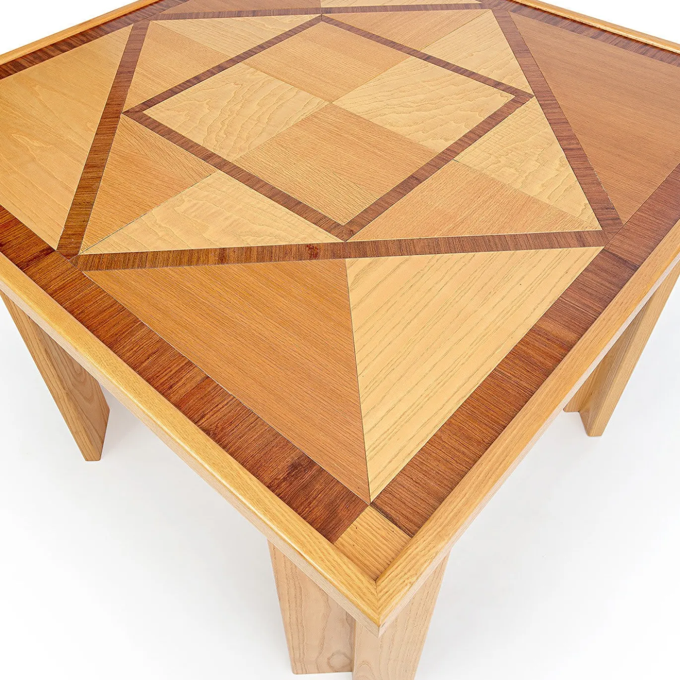 Tavolo da pranzo in legno con intarsio geometrico
