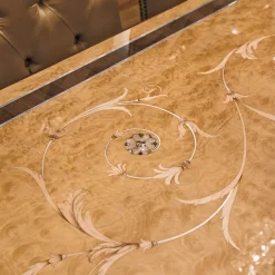 Tavolo da pranzo in noce e radica con intarsi in foglia d'oro